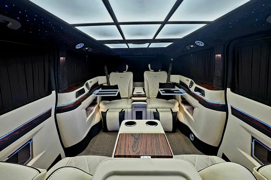 V-Class VIP kabin — yıldız tavan ve krem deri koltuklar