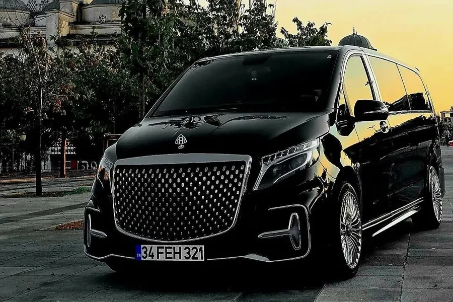Gün batımında İstanbul'da Mercedes V-Class VIP