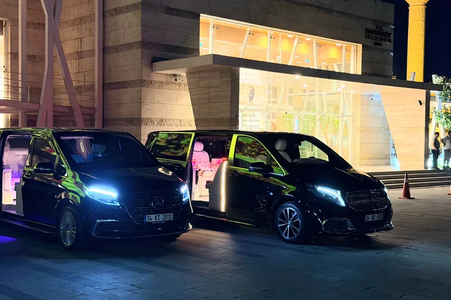 Davet mekânı önünde Soliga Travel VIP araç konvoyu