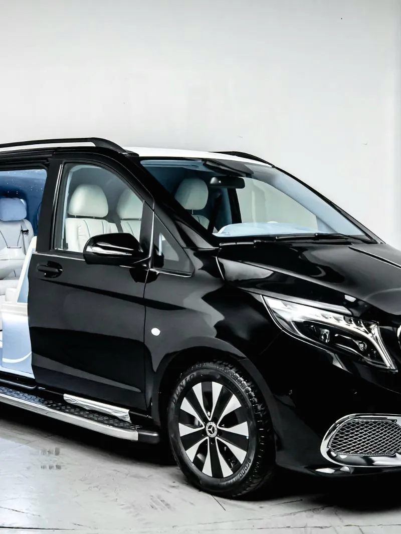 Mercedes V-Class VIP — açılan kapı ve krem deri iç mekân