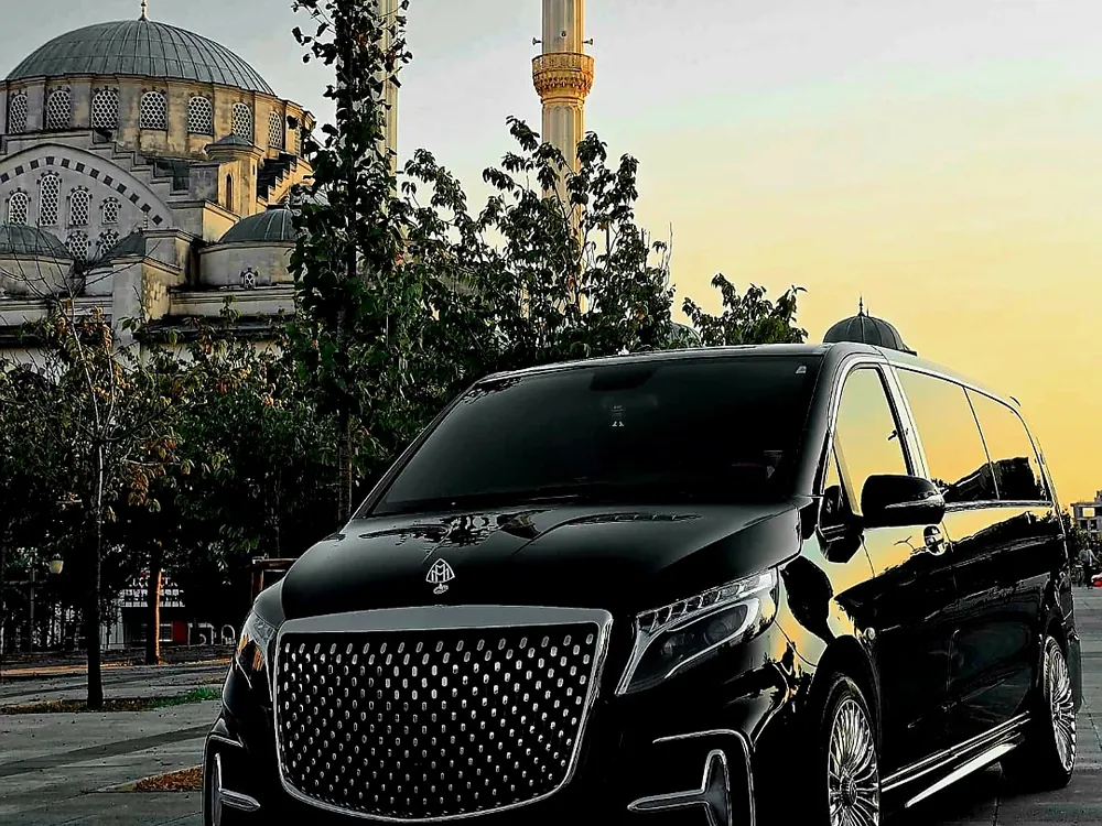 Soliga Travel filosundan Mercedes V-Class VIP, İstanbul'da gün batımında