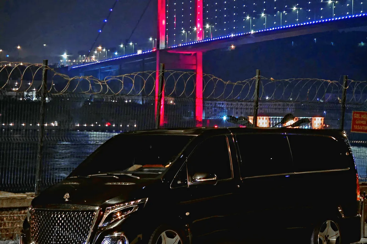 Gece Boğaz köprüsü önünde VIP araç
