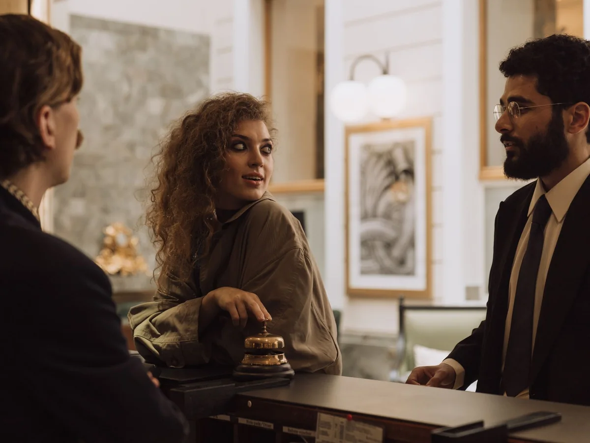 Otel resepsiyonunda misafir karsilama