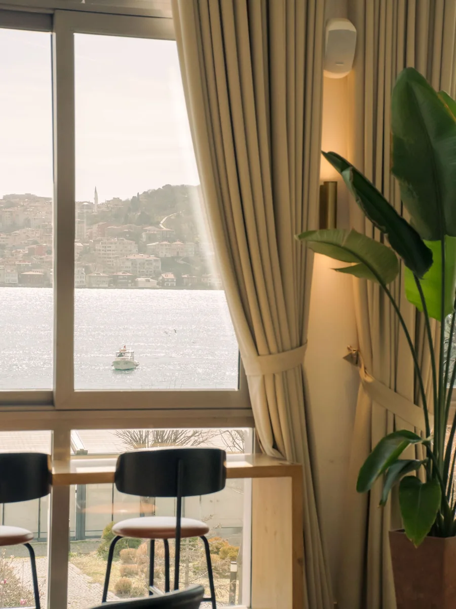 Otel odasindan Bogaz manzarasi